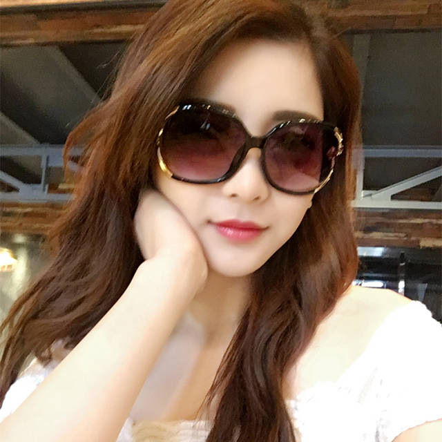 Stylish%20Flower%20Design%20%20%20Sunglass%20for%20Women%20-%20Image%203