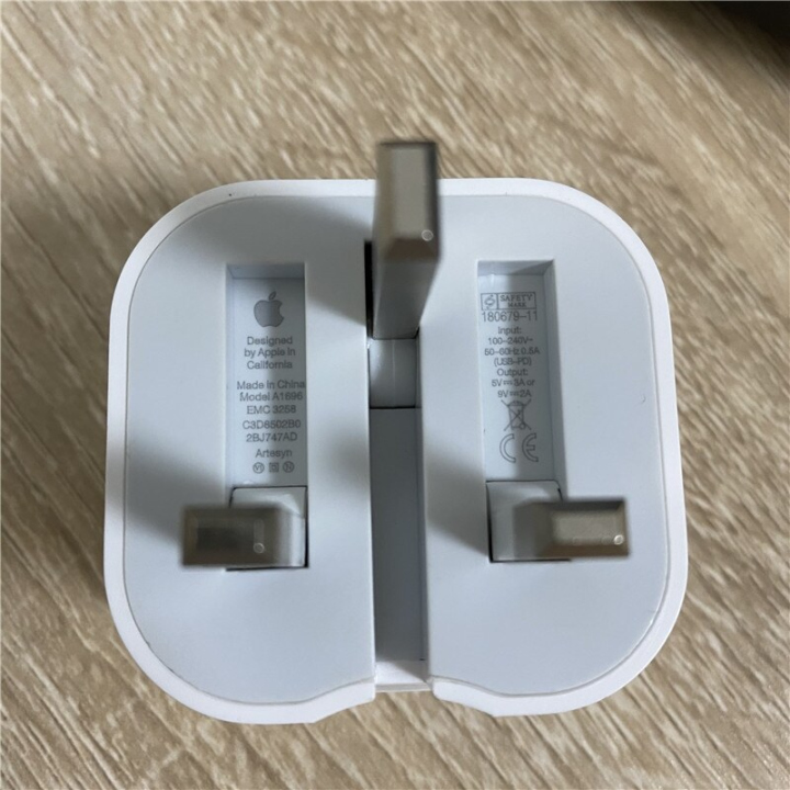 APPLE%20%2020W%20USB.C%20Power%20Adapter%20FOR%20iphone%2013/12/11/X%20with%20type%20c%20to%20lightng%20cable%20-Three%20pin%20(MADE%20IN%20VIETNAME)%20-%20Image%205