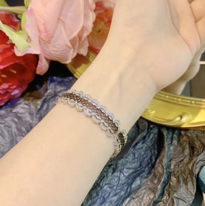 Italian%20lace%20two-tone%20gold%20diamond%20ring%20Blatty%20counter%20with%20black%20gold%20open%20bracelet%20bracelet%20women%20-%20Image%202