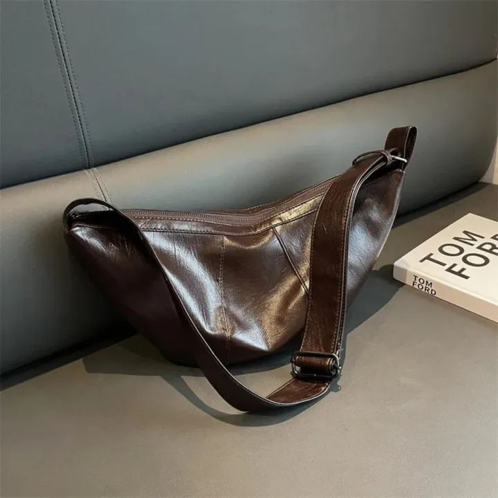 Banana%20Bag%20Crossbody%20Bag%20Aesthetic%20Handbag%20Oil%20Wax%20Leather%20Bag%20Half%20Moon%20Shoulder%20Bag%20-%20Image%204