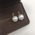 Internet celebrity Xiaohongshu recommends classic high heels, silver ear hooks, fashionable Korean version of strong light freshwater pearl earrings, earrings. 