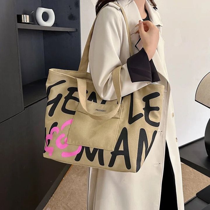 Simple%20Versatile%20Canvas%20Handbag%20Personalized%20Letter%20Printed%20Shoulder%20Bag%20Fashionable%20Large%20Capacity%20Commuter%20Tote%20Bag%20-%20Image%203