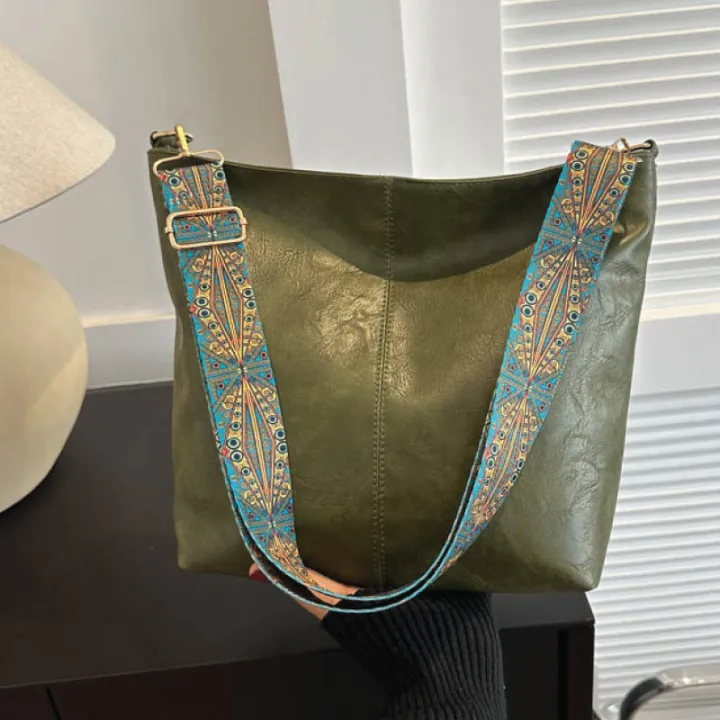 Fashionable%20and%20trendy%20wide%20strap%20PU%20shoulder%20sling%20bag%20high-capacity%20crossbody%20bag%20for%20women%20-%20Image%206
