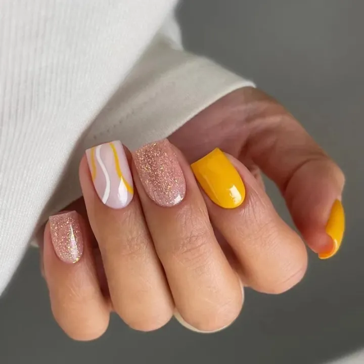 24Pcs%20Artificial%20Nails%20Set%20Press%20on%20Short%20Square%20False%20Nails%20with%20Sequins%20Design%20Aurora%20Yellow%20Nails%20Wearable%20Nail%20Tips%20-%20Image%202