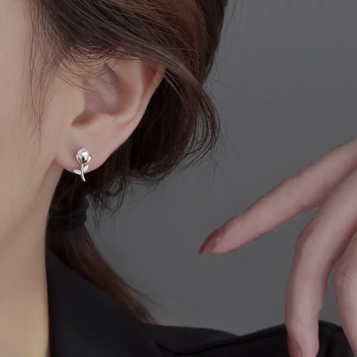 S925%20sterling%20silver%20tulip%20stud%20earrings%20women's%20ins,%20sweet%20and%20gentle,%20light%20luxury,%20niche%20design,%20simple%20flowers,%20shell%20bead%20earrings%20-%20Image%204