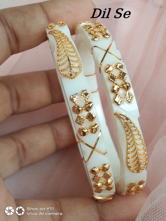 Uniqe%20and%20Gorgious%20Golden%20Metal%20Leaf%20designed%20Works%20Plastic%20Shakha%20Pola%20Bangles.%20It's%20for%20Women%20White%20,%20Party%20,%20Wedding%20,%20Anniversary%20,%20Durga%20Puja%20&%20All%20Time%20Use.%20-%20Image%206