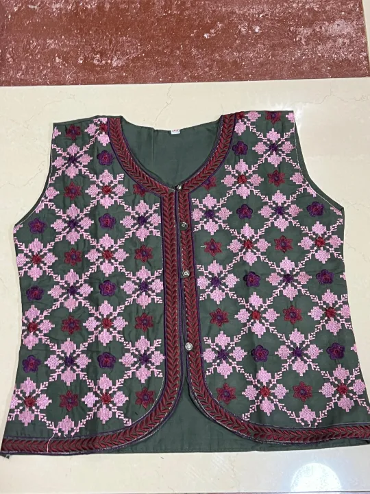 Elegant%20Embroidered%20Sleeveless%20Blouse%20Top%20for%20Girls%20-%20Floral/Geometric%20Pattern,%20Regular%20Fit%20-%20Image%207
