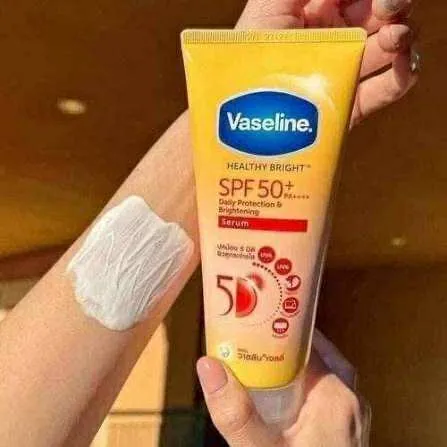 Vaseline%20Healthy%20Bright%20Daily%20Protection%20Brightening%20Serum%20SPF%2050+%20PA++++%20300%20ML%20(%20Thailand)%20-%20Image%204