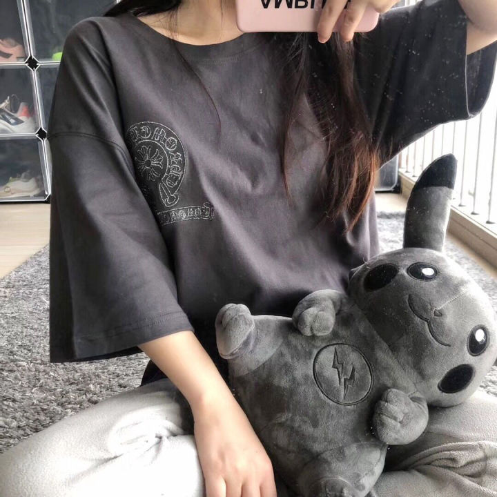 Internet%20Celebrity%20Sanskrit%20Cross%20Embroidered%20Short-SleeveTT-shirt%20HorseshoeinsFashion%20Couple%20Men%20and%20Women%20Top%20Cement%20Gray%20-%20Image%203