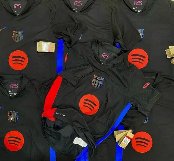 Barcelona%20away%20kit%20full%20sleeves%20jersey%20%2024/25%20-%20Image%208