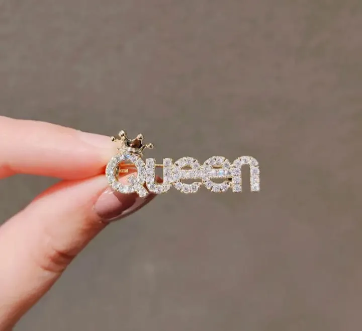 Mini%20queen%20brooch%20for%20women%20-%20Image%203
