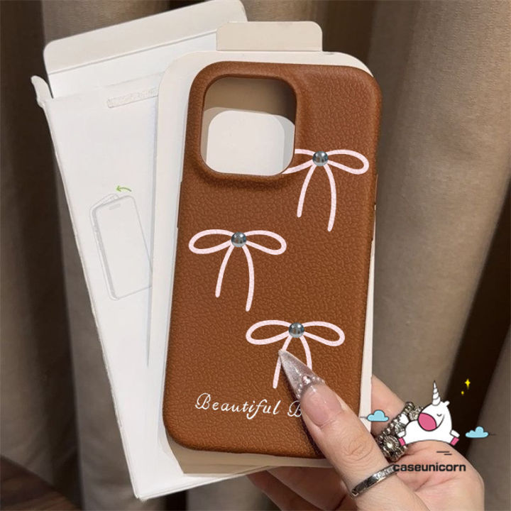 Cartoon%20Simple%20Bow%20Cute%20Bow%20Knot%20English%20Trendy%20Brand%20Case%20Compatible%20for%20IPhone%2011%2014%2016%2012%2015%2013%20Pro%20Max%2016%2014%2015%20Plus%2016Plus%20Candy%20Color%20Luxury%20Skin%20Feel%20Leather%20Texture%20Case%20-%20Image%207