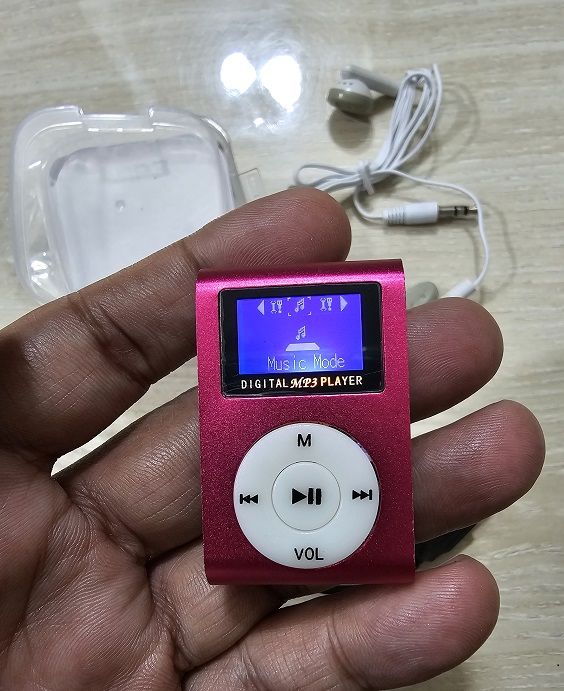 AR02%20Mini%20MP3%20Player%20With%20Display%20-%20Image%203