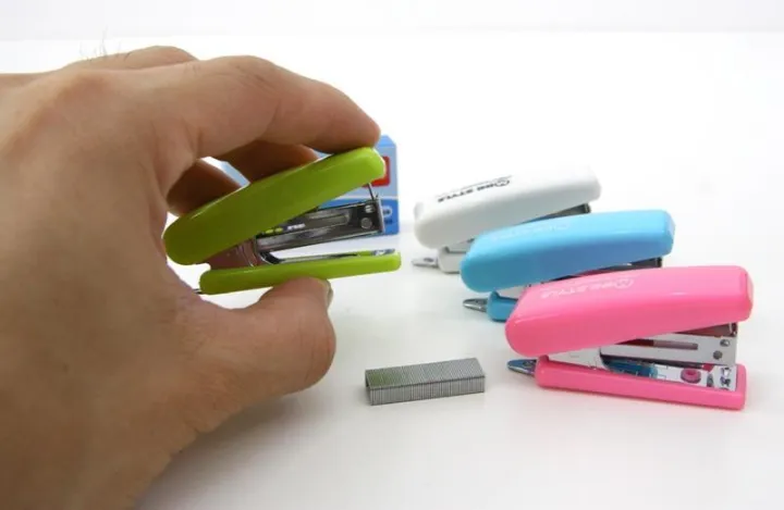 Deli%20Mini%20Stapler%20With%20Stapler%20Pin%20-%20Green%20-%20Image%203