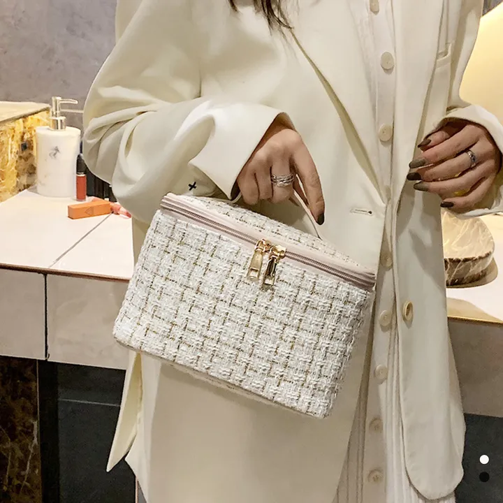 Large%20Capacity%20Cosmetic%20Bag%20with%20Zipper%20Closure%20Makeup%20Bag%20Durable%20Polyester%20Vanity%20Bag%20Portable%20Toiletry%20Bag%20-%20Image%205