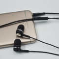 New simple universal in-ear headphones, in-line computer mobile phones, microphone headphones, wire control headphones, factory direct sales.