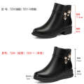 Cotton mother's autumn and winter plush 2021 new mid to old age low heeled women's shoes, leather soft sole short boots. 
