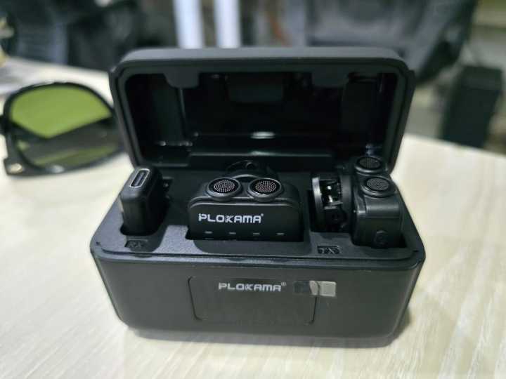PLOKAMA%20VM-80%20Wireless%20Lavalier%20Microphone%20Set%20%E2%80%93%20Professional%20Plug%20&%20Play%20Mic%20for%20Vlogging,%20Interview%20&%20Live%20Streaming%20%7C%20-%20Image%208