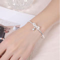 New Korean trend fashion women's small daisy crystal bracelet.
