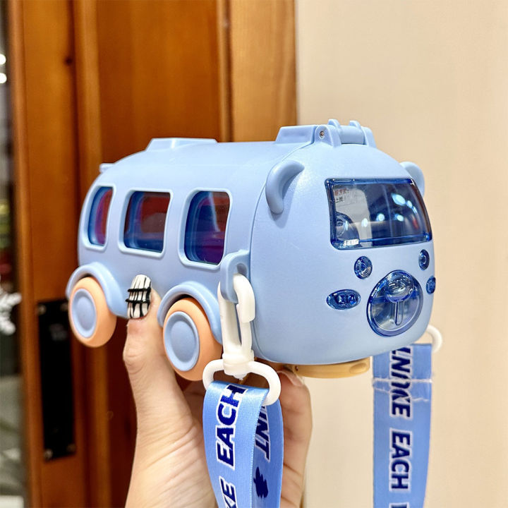500ML%20Bus%20Shape%20Cute%20Car%20Water%20Bottle%20with%20Movable%20Wheels%20Strap%20Plastic%20Drinking%20Bottle%20Leakproof%20for%20Boys%20Girls%20-%20Image%203