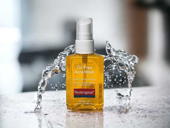 Neutrogena%20Oil%20Free%20Acne%20Face%20Wash%2080ml%20-%20Image%202