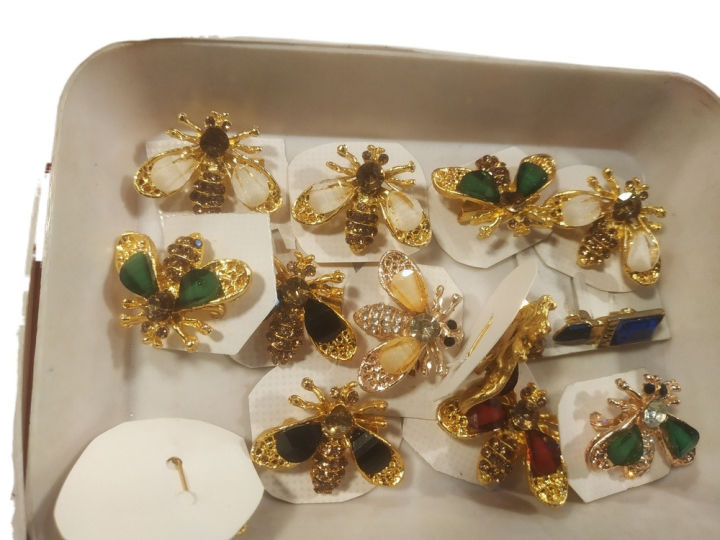 Trendy Fashionable Bee Brooch for Women Hijab Pin Stone - Cute Brooch Hijab Safety Pin for Girls Simple Stylish - Hizab Safety Pin for Girls and Women - Hijab Pin for Women