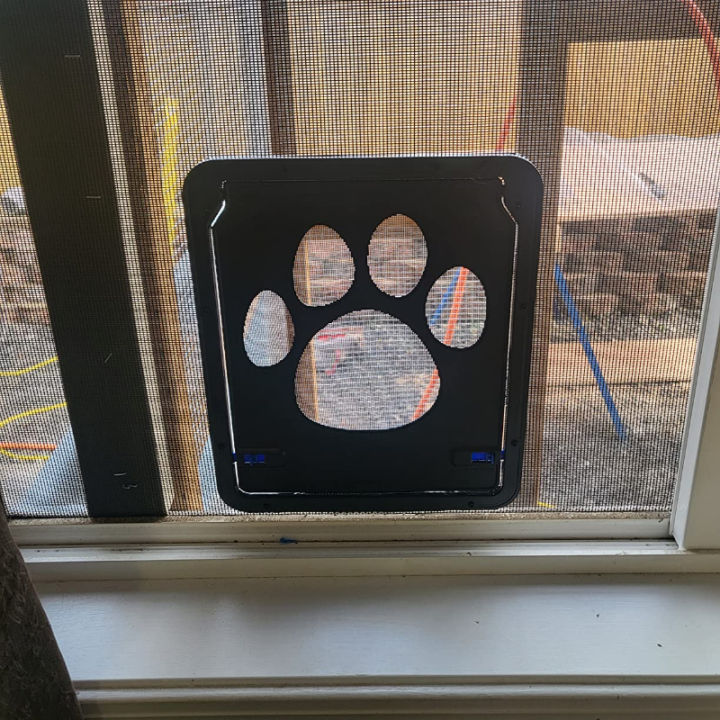 Pet%20Door%20New%20Safe%20Lockable%20Magnetic%20Screen%20Outdoor%20Dogs%20Cats%20Window%20Gate%20House%20Enter%20Freely%20Fashion%20Pretty%20Garden%20Easy%20Install%20-%20Image%204