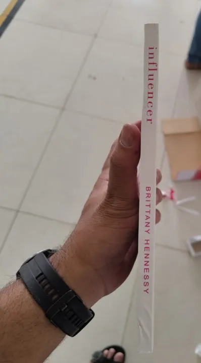 Influencer:%20Building%20Your%20Personal%20Brand%20in%20the%20Age%20of%20Social%20Media%20by%20Brittany%20Hennessy%20-%20Premium%20-%20Paperback%20-%20Image%204