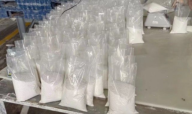 TCCA%2090%20chlorine%20granules%20for%20Swimming%20Pool%20Water%20Treatment,%20Chlorine%2090%25%20-%20Image%204