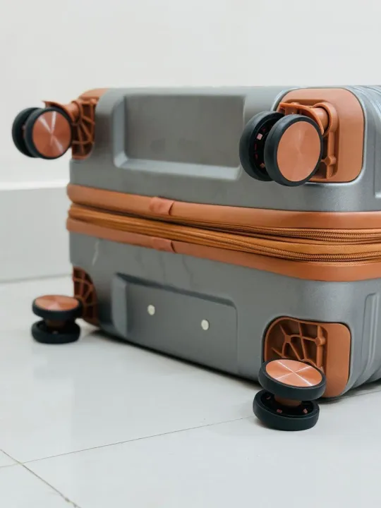 Voyager%20Elite%20Hard-Shell%20Luggage%20-%20Silver%20&%20Brown%20-%20Image%205