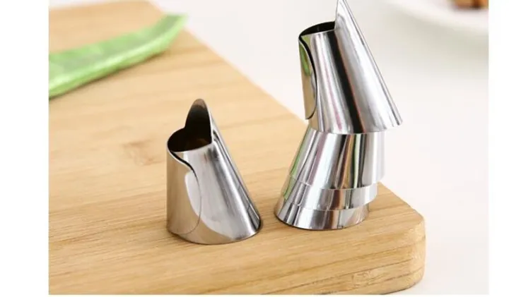 1%20piece%20%20Stainless%20Steel%20%20Finger%20Protector%20for%20Vegetable%20cutting.%20-%20Image%205