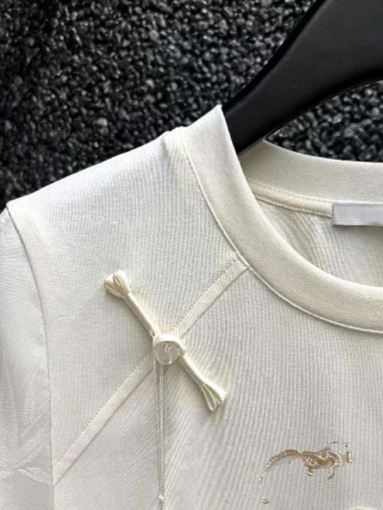 T%20New%20embroidered%20button%20up%20short%20sleeved%20T-shirt%20with%20Chinese%20style%20embroidery%20for%20spring/summer%202024,%20oversized%20and%20slightly%20plump%20design,%20high-end%20slim%20fit%20-%20Image%203