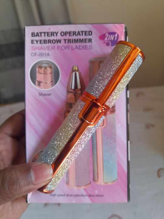 2-in-1%20Lady%20Shaver%20Flawless%20Eyebrow%20Trimmer%20-%20Image%204