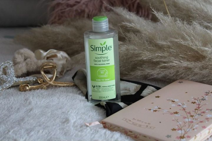 Simple%20Soothing%20Facial%20Toner%20200ml%20(International)%20-%20Image%203