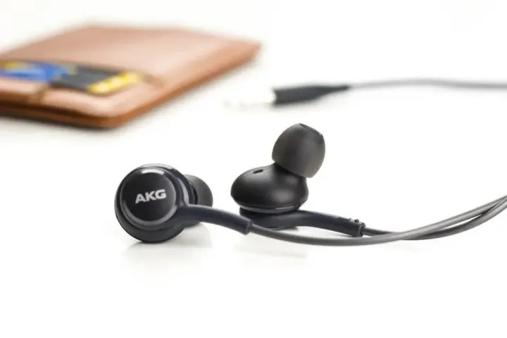 Samsung%20Earphones%20Corded%20Tuned%20by%20AKG%203.5mm%20Jack%20-%20Image%205