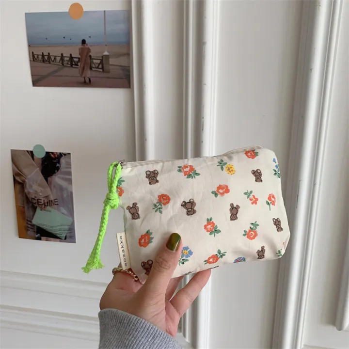 Floral%20Cosmetic%20Bag%20Cute%20Makeup%20Pouch%20Flower%20Pattern%20Change%20Bag%20Pen%20Bag%20With%20Floral%20Design%20Makeup%20Storage%20Case%20With%20Flower%20Print%20Flower-Themed%20Cosmetic%20Bag%20-%20Image%203