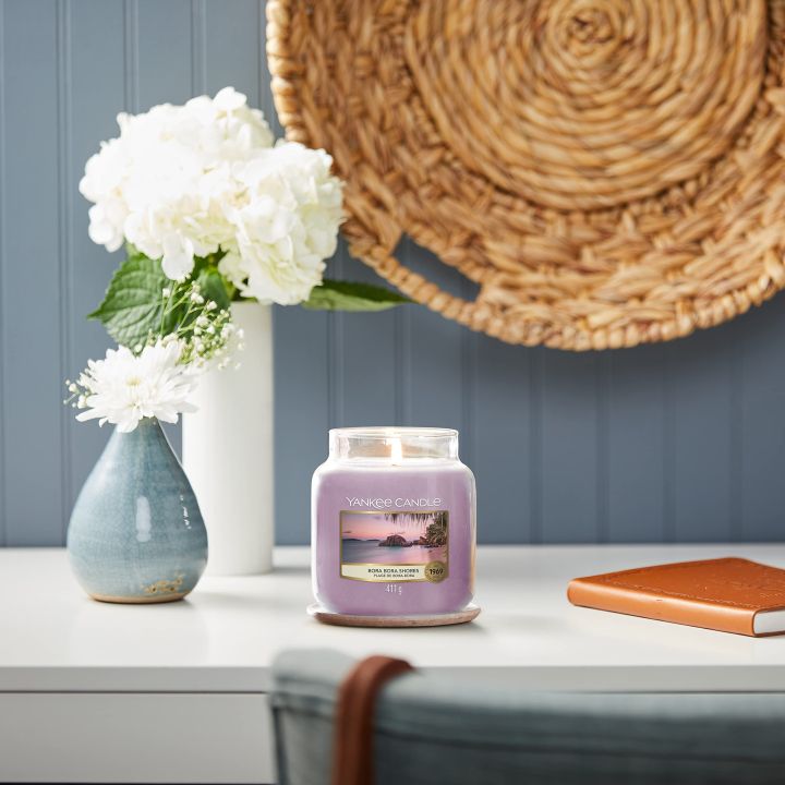 Yankee%20Candle%20Classic%20Medium%20Jar%20Bora%20Bora%20Shores%20411G%20-%20Image%202