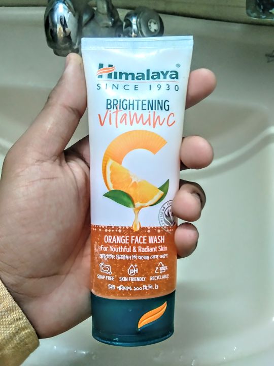 Himalaya%20Brightening%20Vitamin%20C%20Orange%20Face%20Wash%20-%20100ml%20-%20Image%205
