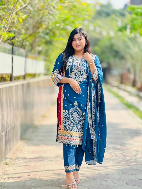 Georgette%20Embroidery%20Four%20Piece%20Women's%20Clothing%20Set%20-%20Image%206