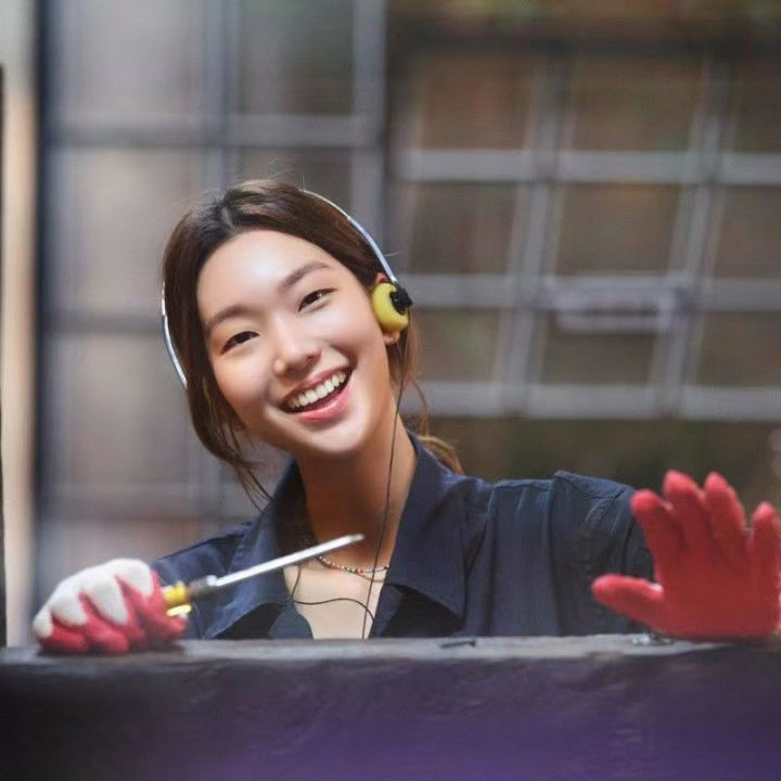 Classic%20Headphone%20Music%20Mp3%20Walkman%20Retro%20Feelings%20Portable%20Wired%20Headphones%20Wearing%20Sports%20Headphones%20Fashion%20Photo%20Props%20Hudduo%20-%20Image%204