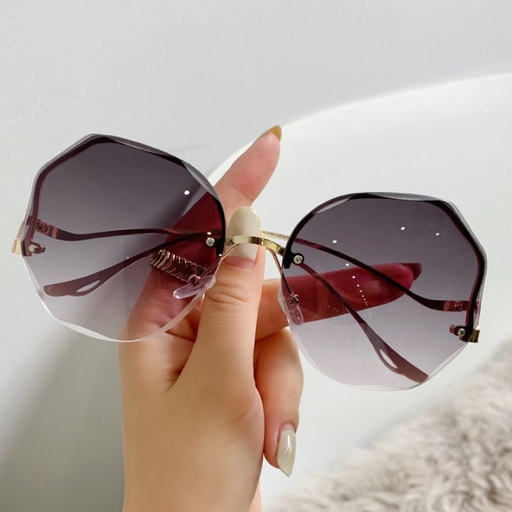 2023%20Luxury%20Round%20Gradient%20Sunglasses%20Women%20Metal%20Curved%20Temples%20Eyewear%20Ocean%20Rimless%20Fashion%20Sun%20Glasses%20Ladies%20UV400%20-%20Image%204