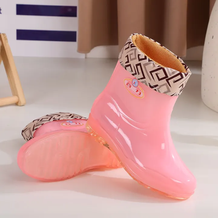 Jelly%20Rain%20Boots%20Women's%20Fashionable%20Rainy%20Day%20Quick-Drying%20Non-Mesh%20Mid-Calf%20Soft%20Rain%20Boots%20Non-Slip%20Glue%20Shoe%20Cover%20Shoes%20-%20Image%205