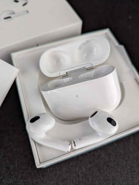 AirPods%20Pro%20(2nd%20Generation)%20With%20ANC%20Dubai%20Variant%20-%20Image%202