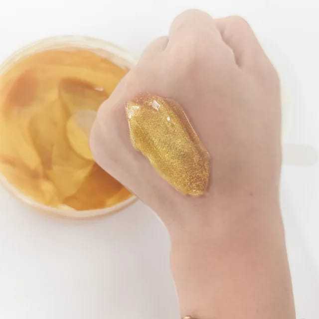 Parachute%20SkinPure%2024K%20Gold%20Gel%20%7C%2099%25%20Pure%2024K%20Gold%7C%20For%20Soft,%20Moisturized%20&%20Hydrated%20Skin%7C%20Heals,%20Repairs,%20Protects%20Skin%7C%208h%20moisturization%7C%20Soothes%20Sunburn%7C%20All%20Skin%20Types%20%7C%20300%20ml%20-%20Image%205