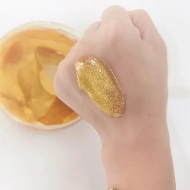 Parachute%20SkinPure%2024K%20Gold%20Gel%20%7C%2099%25%20Pure%2024K%20Gold%7C%20For%20Soft,%20Moisturized%20&%20Hydrated%20Skin%7C%20Heals,%20Repairs,%20Protects%20Skin%7C%208h%20moisturization%7C%20Soothes%20Sunburn%7C%20All%20Skin%20Types%20%7C%20300%20ml%20-%20Image%204