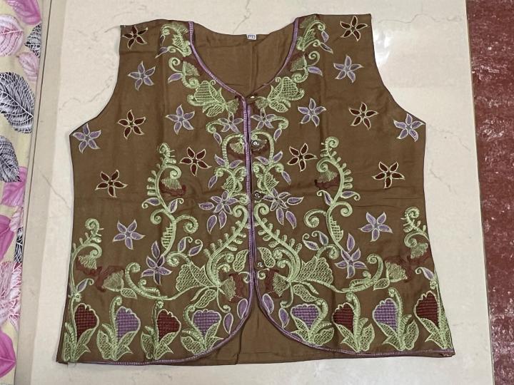 Elegant%20Embroidered%20Sleeveless%20Blouse%20Top%20for%20Girls%20-%20Floral/Geometric%20Pattern,%20Regular%20Fit%20-%20Image%203