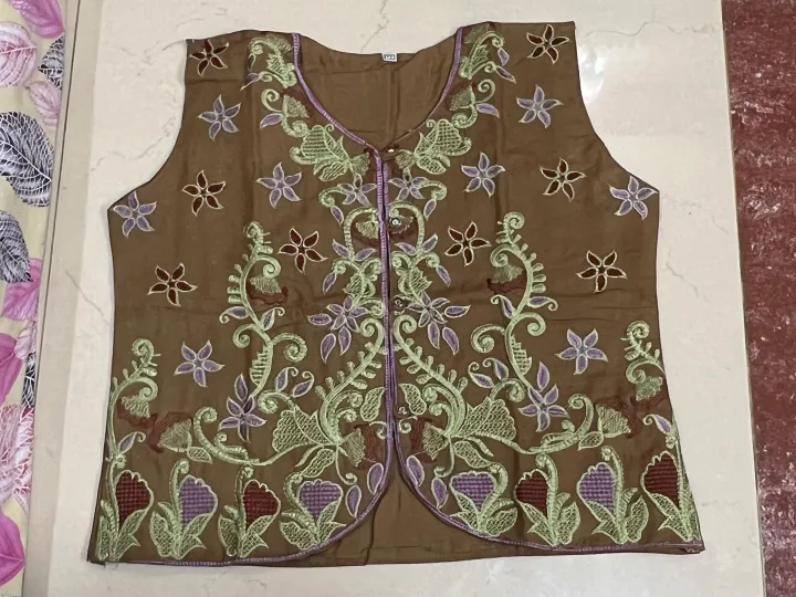 Elegant%20Embroidered%20Sleeveless%20Blouse%20Top%20for%20Girls%20-%20Floral/Geometric%20Pattern,%20Regular%20Fit%20-%20Image%203