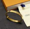 Elegant Men's Stainless Steel Bracelet with Logo Detail - Fashion Jewelry.