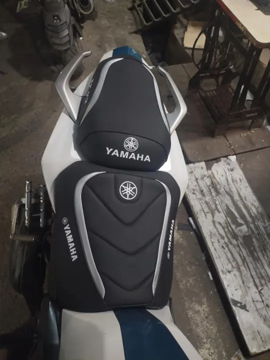 Yamaha%20Fzsv2%20golden%20modified%20seat%20cover%20-%20Image%205