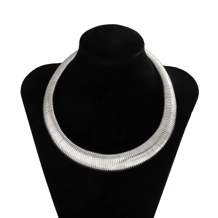 new%20metal%20choker%20European%20and%20American%20personality%20exaggerated%20wind%20snake%20bone%20necklace%20cross-border%20fashion%20single%20circle%20metal%20collar%20-%20Image%207